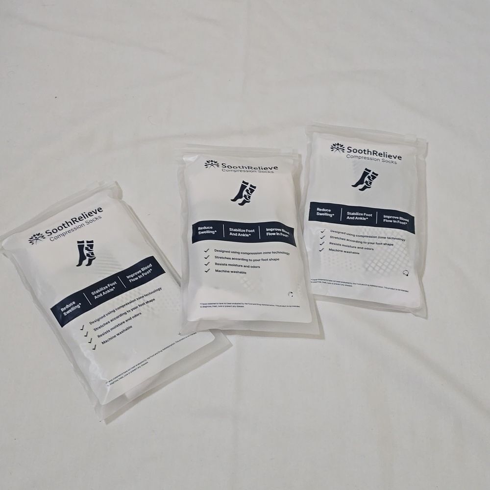 Soothrelieve compression Ankle socks, White with black Large.